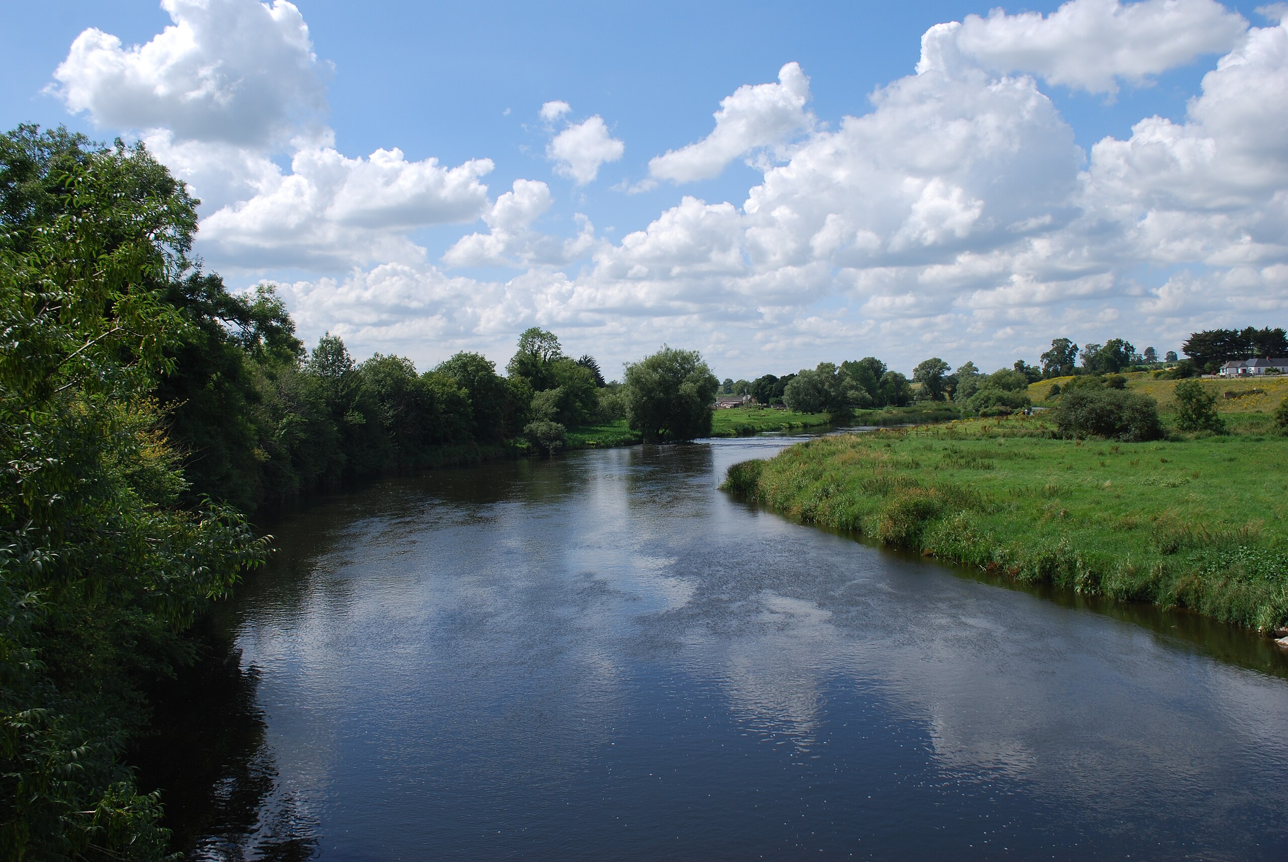 Photograph of a river running through a green field in Boyne Valley.